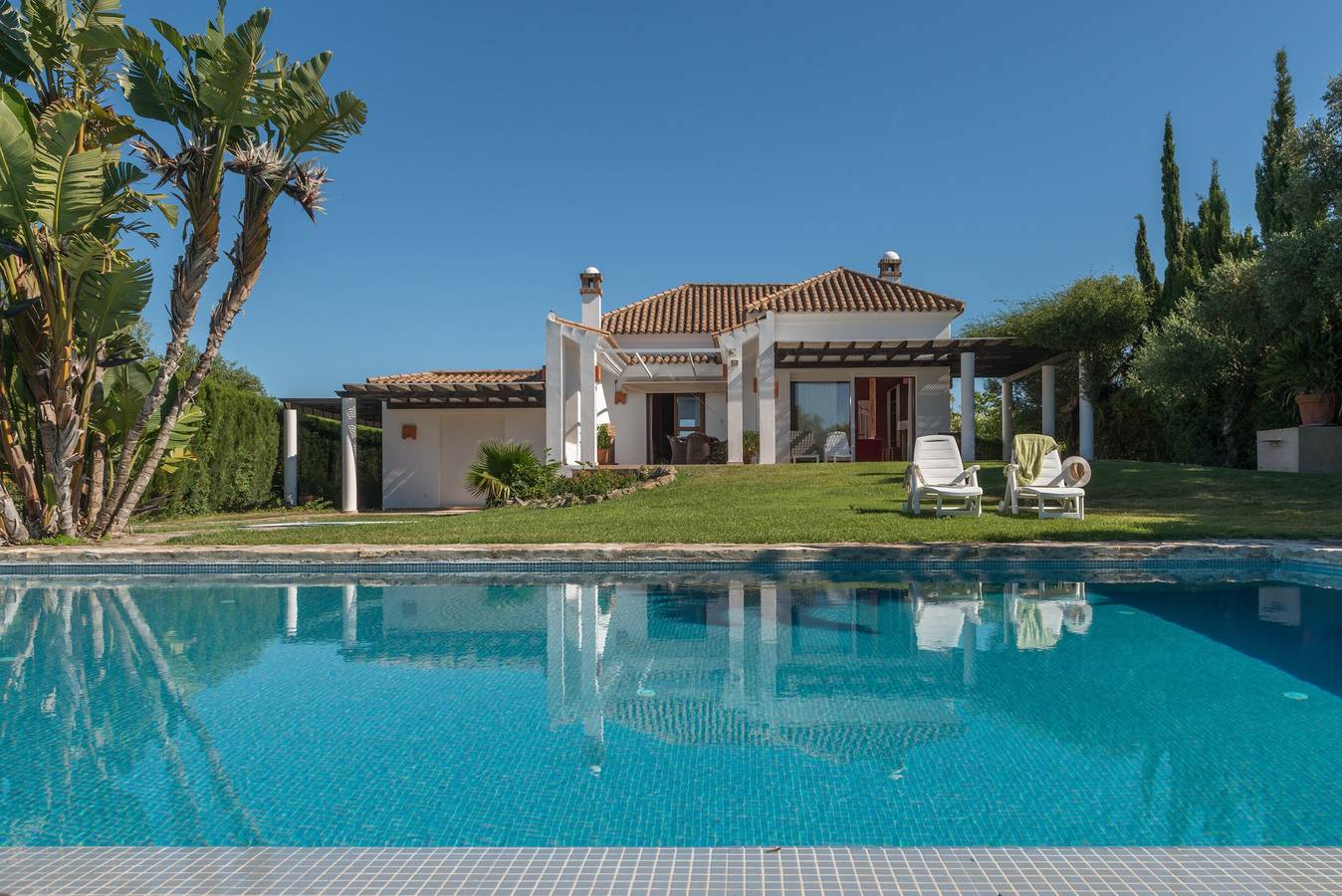 Villa Violeta con piscina, jardín y Wi-Fi in Benalup-Casas Viejas, Costa de la Luz