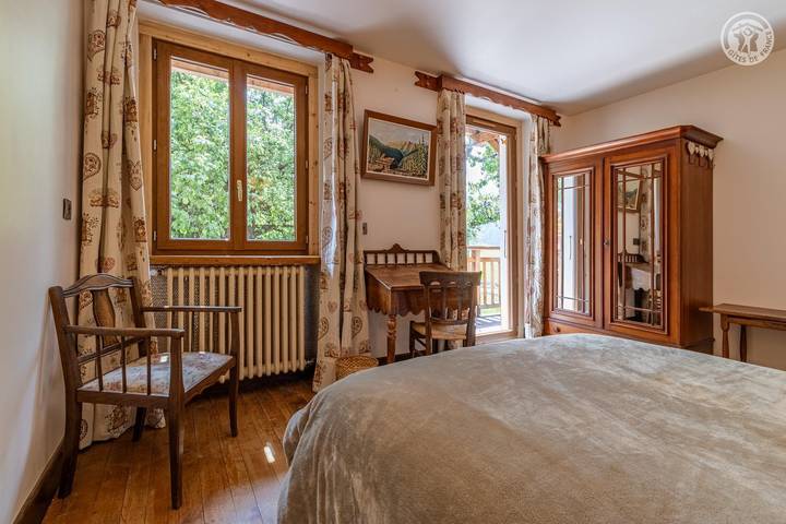 Gîte pour 13 personnes, avec terrasse dans Office De Tourisme De Notre Dame De Bellecombe - 2