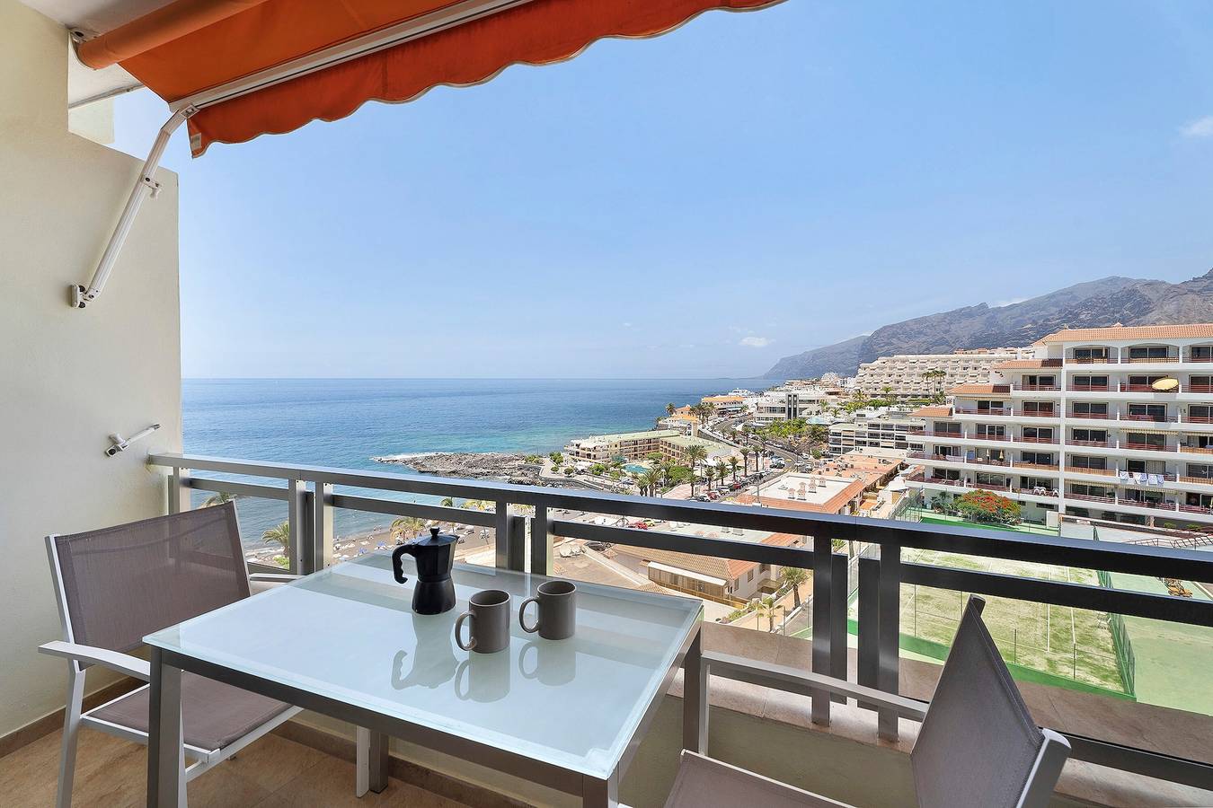 Appartement entier, Appartement 'Bonito Arenas Negras' avec vue sur mer, balcon, piscine partagée et Wi-Fi in Puerto de Santiago, Santiago del Teide