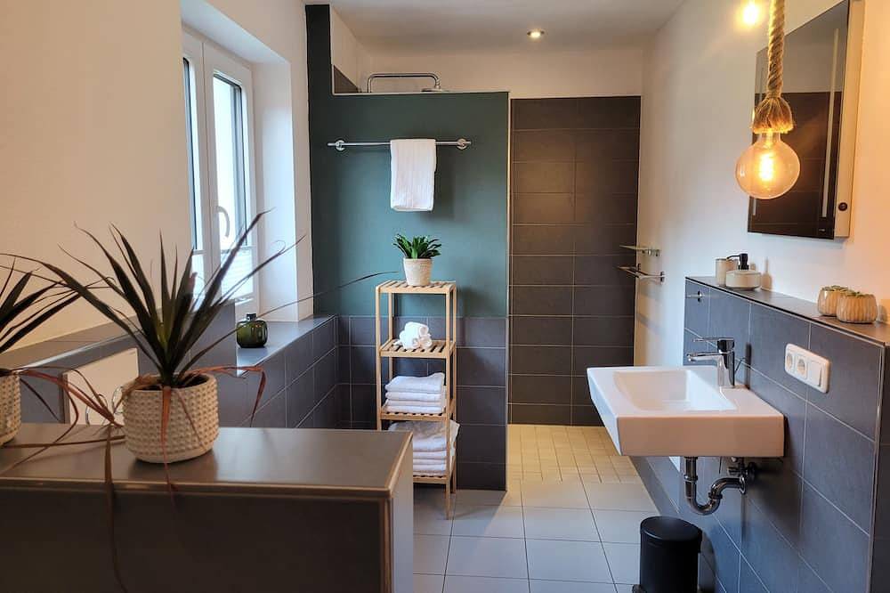 Ganze Wohnung, Ruhige und moderne Ferienwohnung in ruhiger Lage am Rande der Alpen in Hausham, Bayerische Alpen