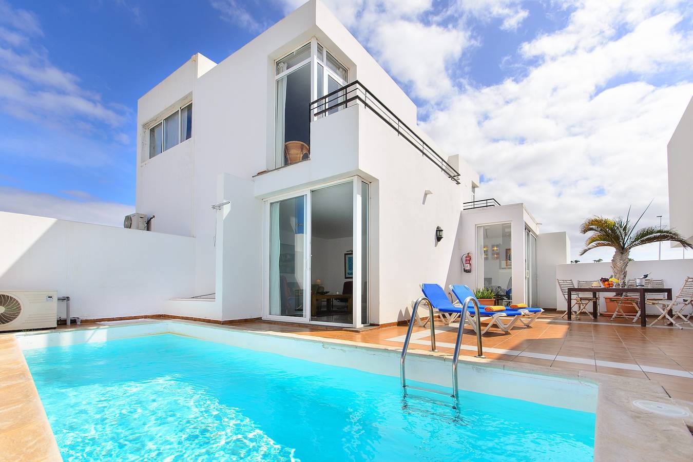 Belle maison de vacances avec piscine chauffée, patio privé et emplacement idéal. in Puerto del Carmen, Tías