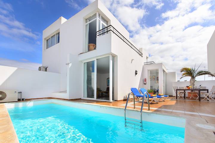 Beautiful holiday home with Heated Pool, Private Patio and Great Location in Puerto del Carmen, Tías