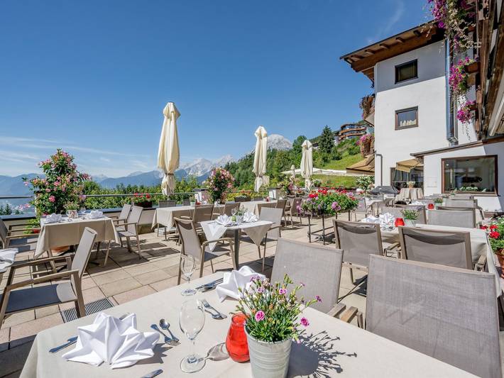 Hotel, mit Balkon und Terrasse sowie Garten und Pool in Telfs