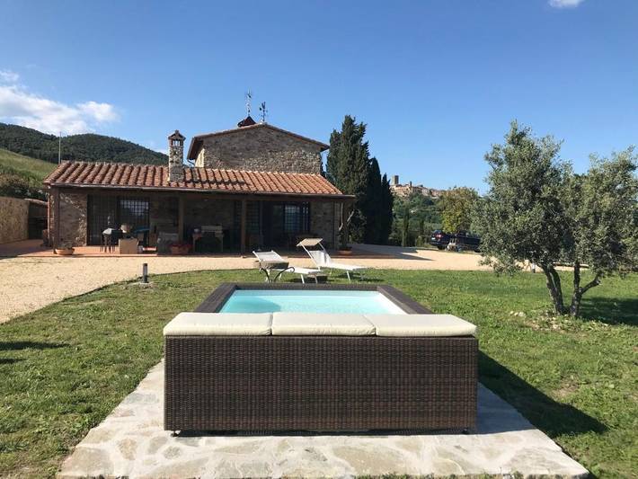 Alojamiento y desayuno para 3 personas, con piscina además de jardín y jacuzzi en Toscana