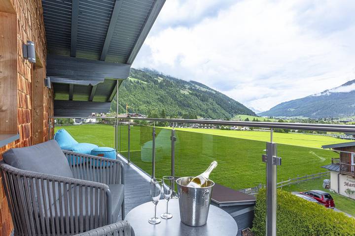 Ferienwohnung für 2 Personen, mit Balkon und Whirlpool sowie Terrasse und Garten
