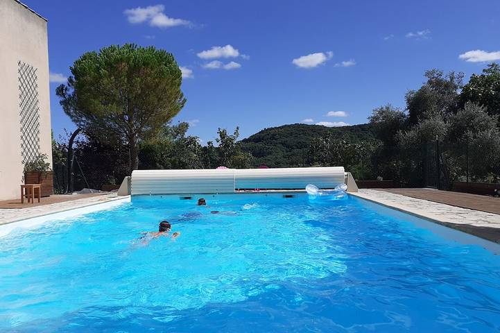 Gîte pour 6 personnes, avec jardin ainsi que piscine et terrasse à Laurac