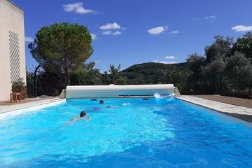 Gîte pour 6 personnes, avec jardin ainsi que terrasse et piscine à Laurac