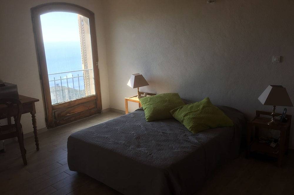 Grande maison typique au bord de la mer au Cap Corse  à  Centuri (Cannelle) in Centuri, Cap Corse
