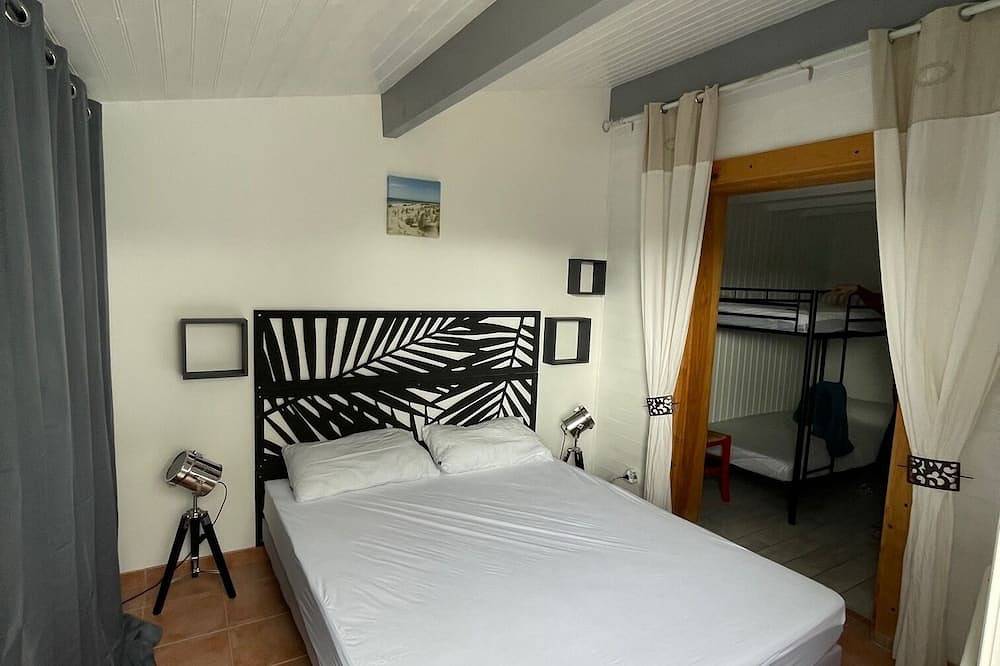 Proche Soulac/mer maison climatisée 6 pers, piscine couverte , jacuzzi in Grayan-et-l'Hôpital, Parc naturel régional du Médoc