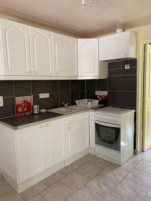 Gîte pour 3 personnes, avec jardin et piscine à Salles-sous-Bois - 4