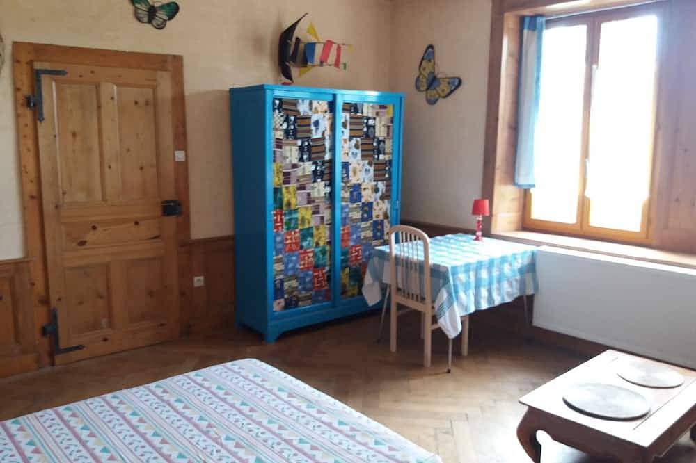 Ganze Wohnung, Alte renovierte Comtoise-Farm in La Chenalotte, einem Dorf 20 km von der Schweiz entfernt in La Chenalotte, Doubs