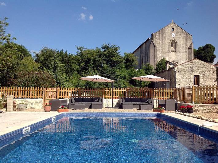 Gîte pour 6 personnes, avec jardin ainsi que piscine et terrasse à Dampierre-sur-Boutonne