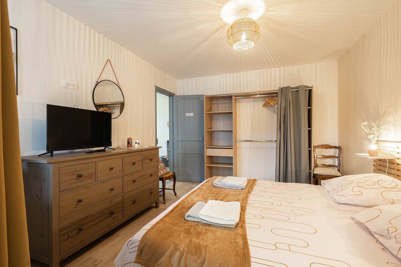 Downtown Holiday Home with Private Terrace, Garden, and Balcony in Ronce-les-Bains, La Tremblade