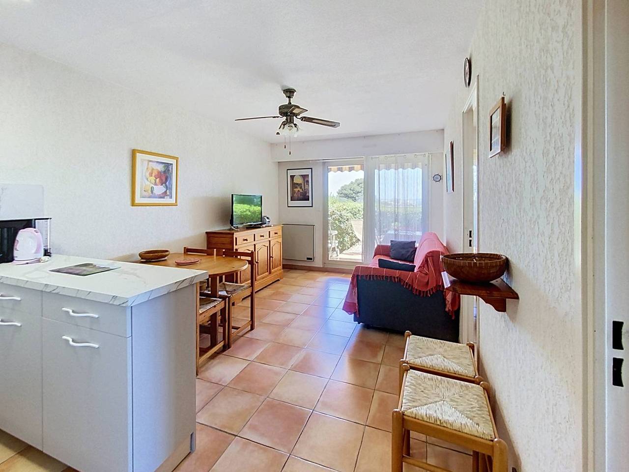 Appartement entier, T2 cabine avec terrasse à La Favière, proche plages et commerces in Bormes-les-Mimosas, Parc national de Port-Cros