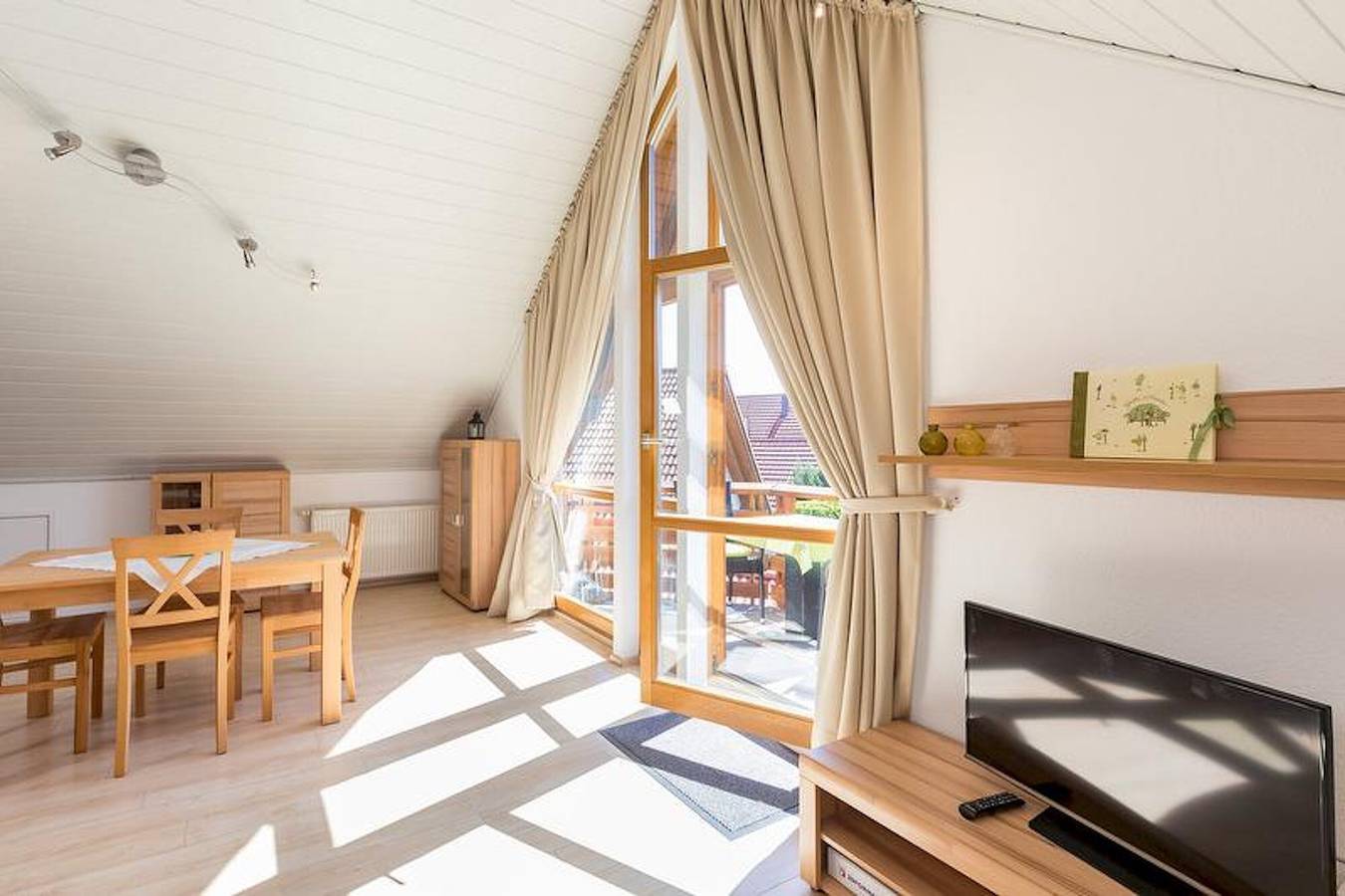 Entire apartment, Light-Flooded Attic Apartment “Lauser Dg” in Quiet Area with Wi-Fi & Balcony in Herdwangen-Schönach, Region Bodensee-Oberschwaben