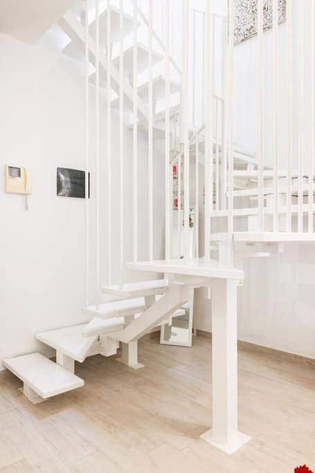 Ganze Wohnung, Elegant Triplex Townhouse with Luxe Terrace in Mailand, Mailand Provinz