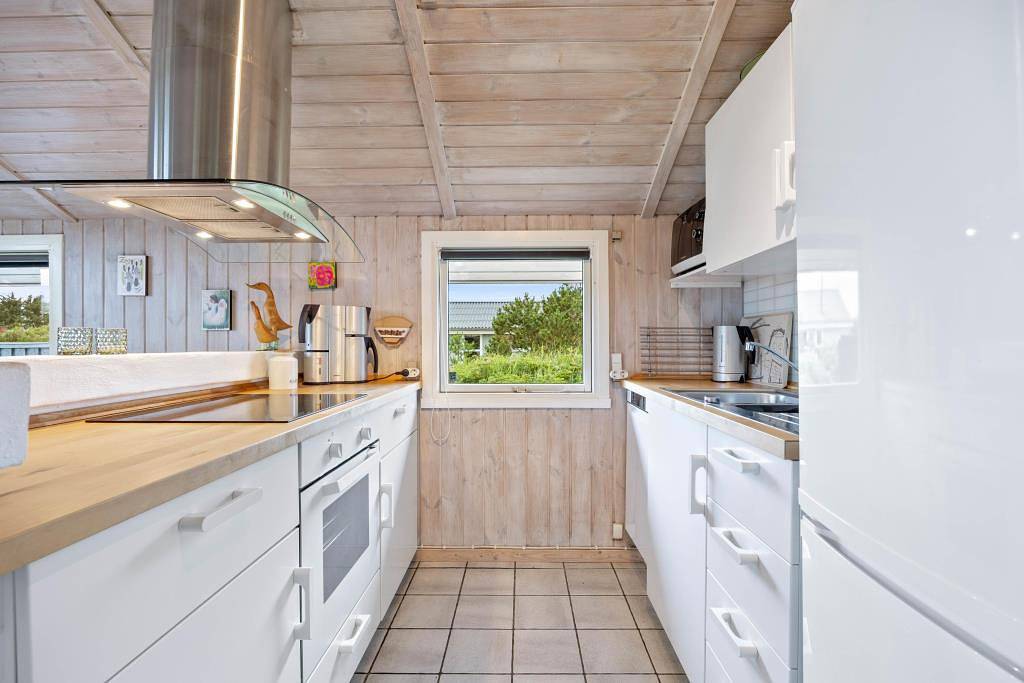 Well-maintained holiday home with sauna and enclosed terrace in Bjerregård, Holmsland Klit