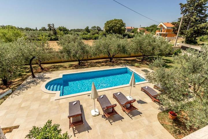 Villa pour 8 personnes, avec Terrasse et Jardin ainsi que Piscine et Vue à Kavran - 2