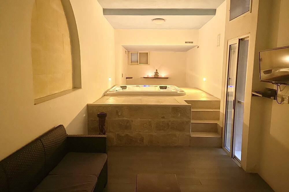 Villa Rossa Gozo ❤ 5 bedroom ensuite w pool & jacuzzi in Xewkija, Gozo