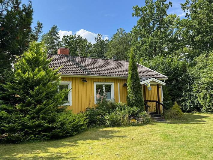 Villa Lotte – holiday home with sauna, fireplace & boat near Alsterbro, Småland in Alsterbro, Nybro