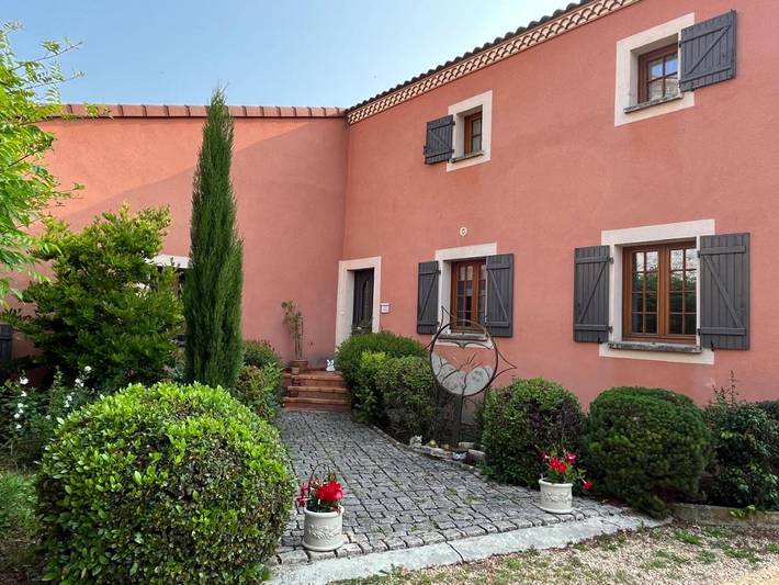 Gîte pour 2 personnes, avec vue et jardin à Parentignat