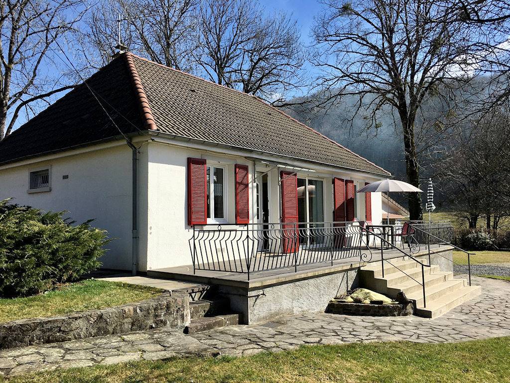 Maison plain-pied pour 6 personnes avec grand jardin in Marmanhac, Région d'Aurillac