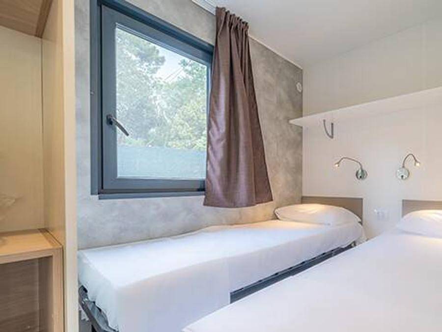 Camping Village Le Fayolan - Mobilhome 4 personas - Mobil-home | Confort | 2 Dormitorios | 4 Pers. | Terraza elevada | Aire acondicionado. in Clairvaux-les-Lacs, Jura