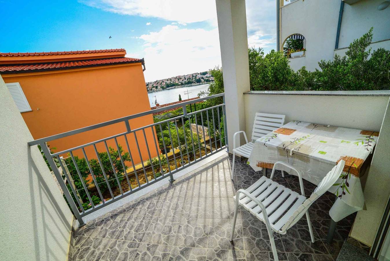 Geheel vakantieappartement, Vakantiewoning 80 m van het strand in Okrug Gornji, Čiovo