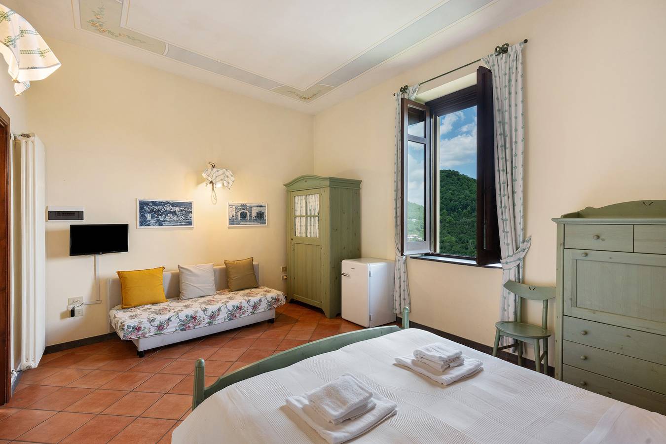 Agriturismo 'Quadruple Room With View of Vesuvius' with Mountain View, Shared Pool and Wi-Fi in Fisciano, Salerno Province