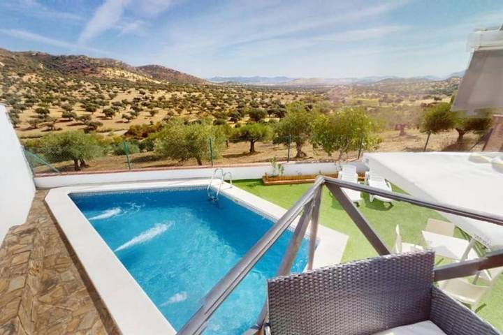 Casa rural para 12 personas, con vistas además de jardín y piscina, Se admiten mascotas en Belmez