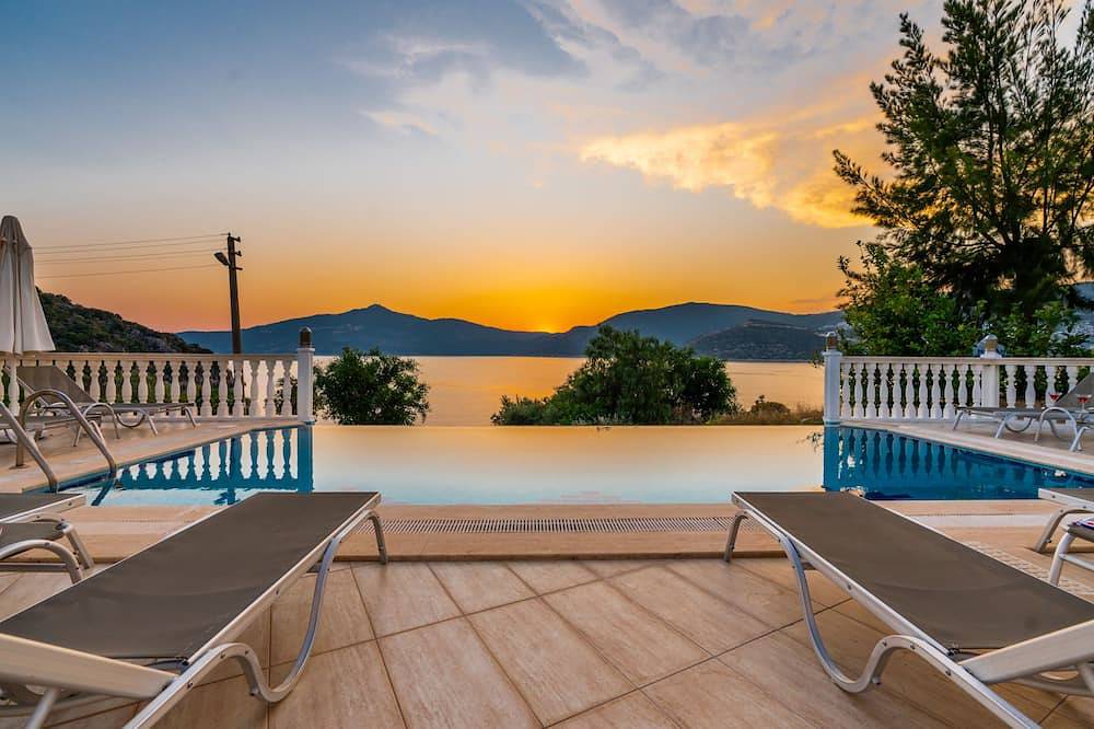 Rooms by the sea in Kaş, Antalya Province