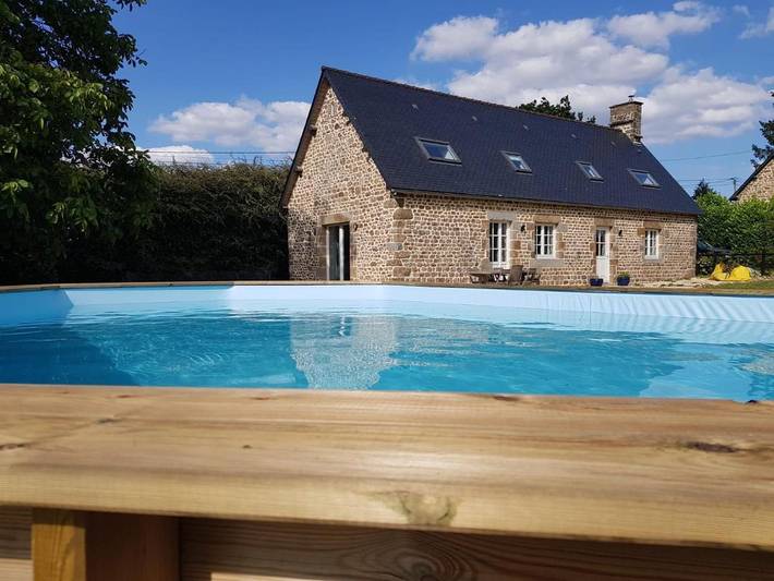 Location de vacances pour 8 personnes, avec piscine ainsi que jardin et vue à Chaulieu