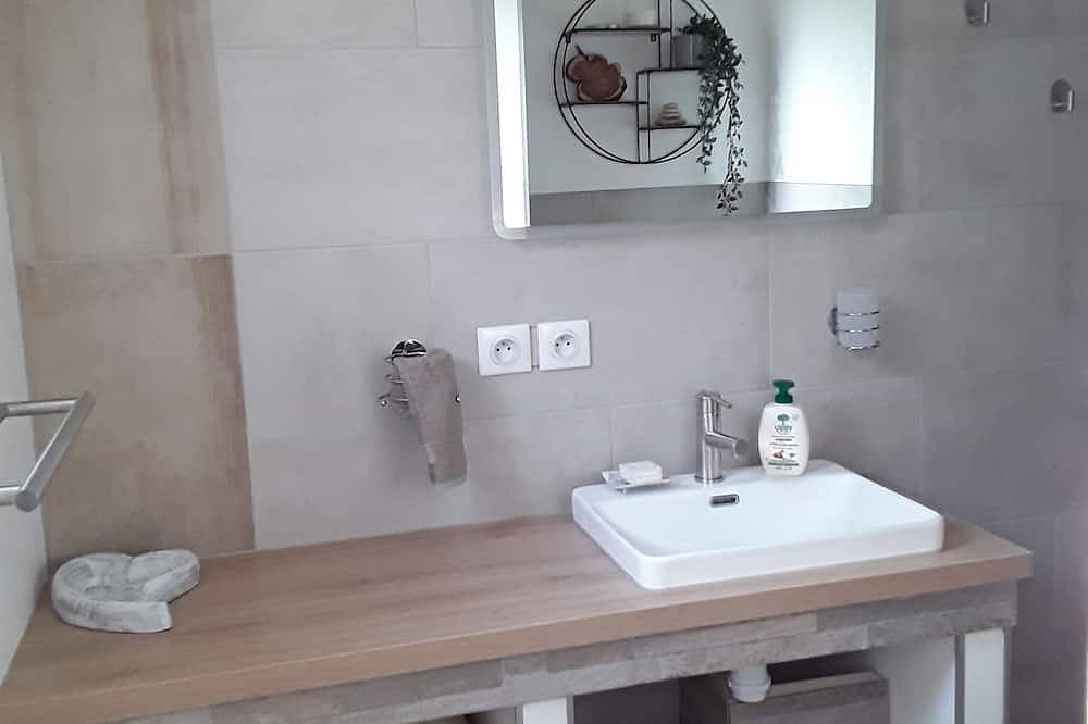 Apartamento entero, Finches Nest - Self-contained apartment for two with swimming pool and jacuzzi! in Saint-Martin-de-Londres, Región de Lodève