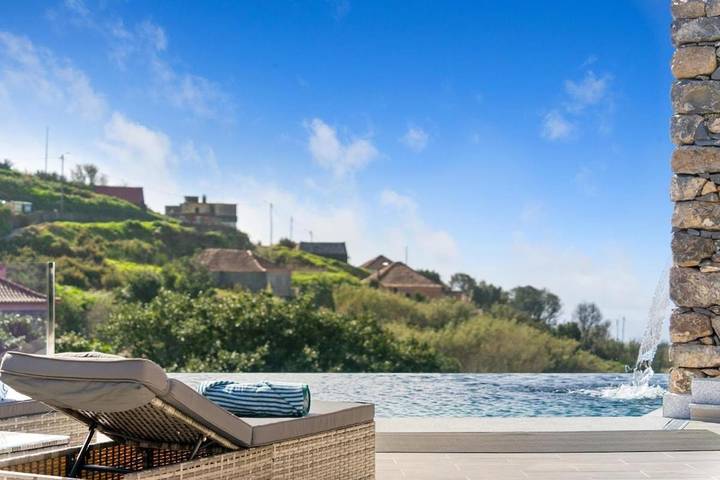 Location de vacances pour 4 personnes, avec vue ainsi que piscine et jardin dans Achadas da Cruz