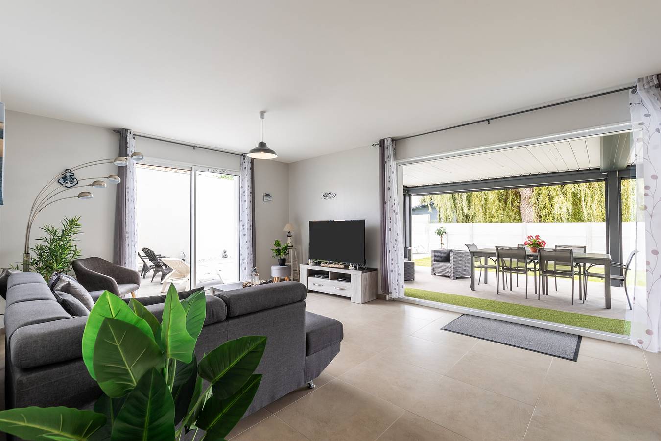Casa de vacaciones "Villa Bassin D'Archachon" con piscina privada, terrazas privadas y Wi-Fi in Arès, Region de Arcachon