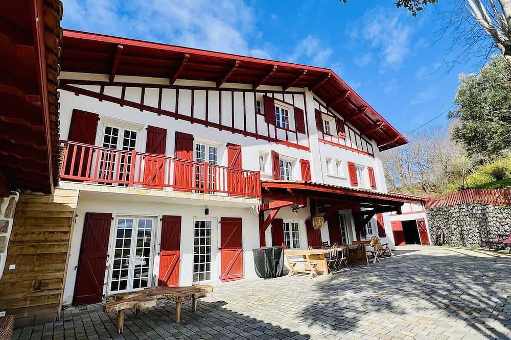 Large Basque house 14 pers, pool, game room, internet, charging station in Hasparren, Bayonne region