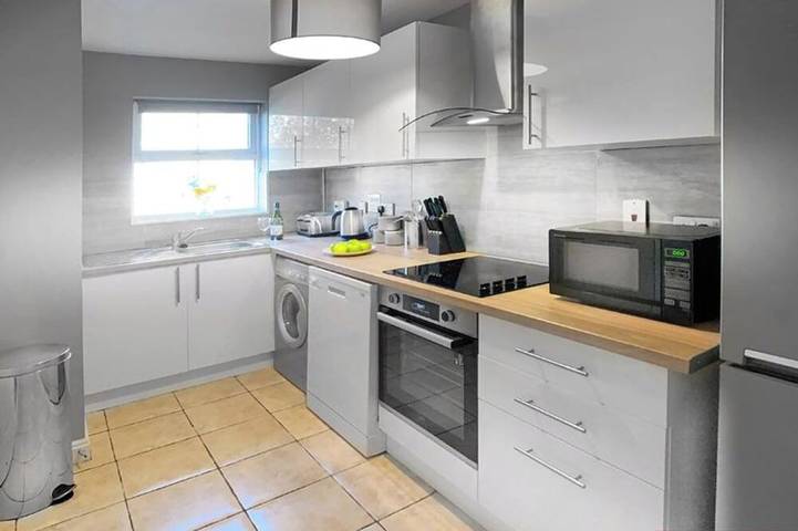 Woking - Driveway Parking, Pets Welcome in Woking, Surrey