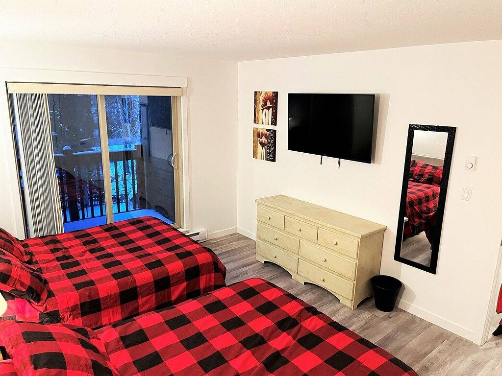 Ganze Wohnung, Renovated 3 bedroom condo, lower village, steps from the gondola and Toby pool. in Panorama