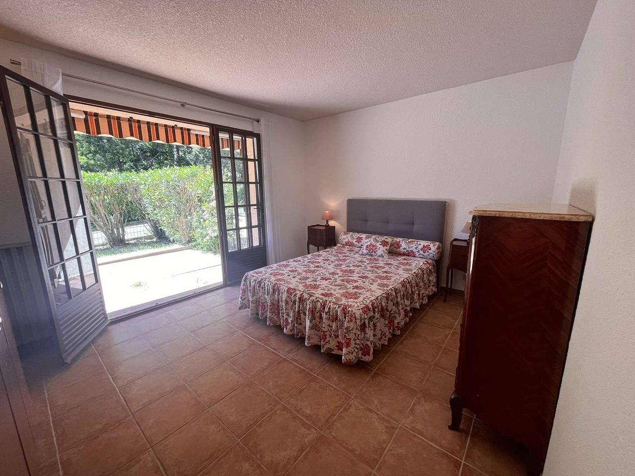 Appartement entier, Appartement 3P en rez-de-jardin avec piscine et parking, à 600m de la plage - Saint-Raphaël in Saint-Raphaël, Massif de l'Esterel