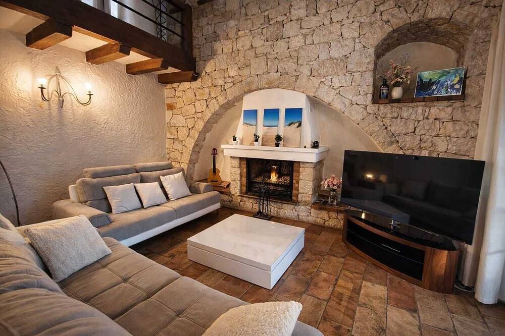 Villa with Garden and Pool-Wifi-Ac in Saint-Laurent-du-Var, Région de Cannes