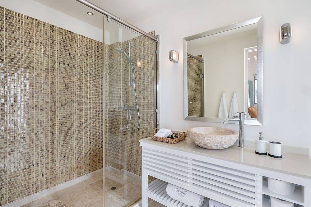 Exceptional villa with pool on the seafront in Chorafakia, Akrotiri (Chania)
