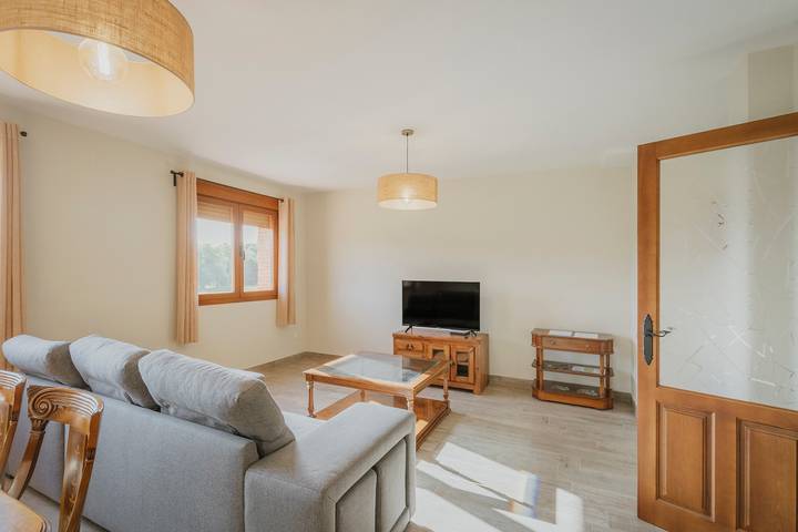Casa Rural Velasco Ii in Segovia: private Terrasse, Wlan & Klimaanlage für 6 Personen in Cabañas de Polendos, Segovia Provinz
