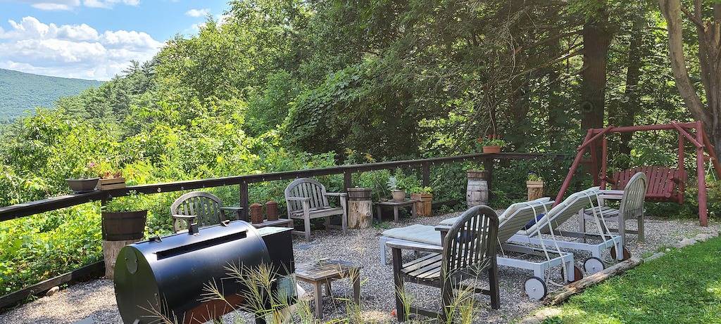 Log Cabin thront über einem Wasserfall mit Blick auf die Berge in Sullivan County