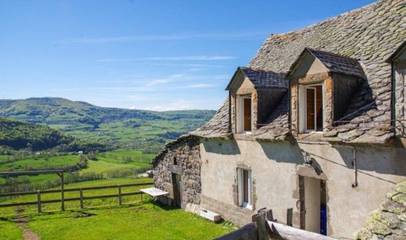 Gîte pour 10 personnes, avec jardin à Cheylade