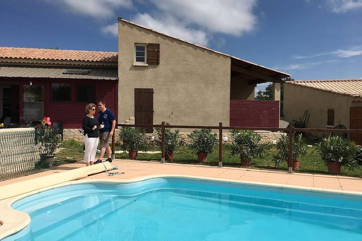 Location de vacances pour 8 personnes, avec terrasse et jardin ainsi que piscine et jacuzzi à Châteauneuf-Val-Saint-Donat