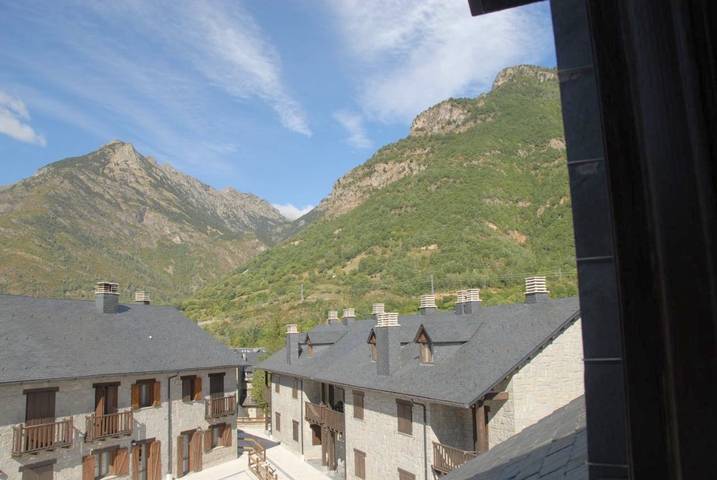 Location de vacances pour 11 personnes, avec Balcon et Terrasse ainsi que Jardin et Piscine à Benasque - 2