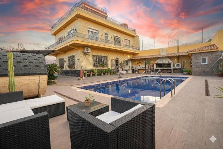 Chalet para 15 personas, con vistas y sauna además de piscina y jardín en Provincia de Valencia