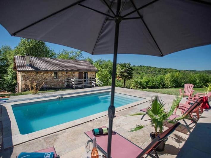 Location de vacances pour 5 personnes, avec jardin ainsi que terrasse et piscine, animaux acceptés à Saint-Cernin-de-l'Herm