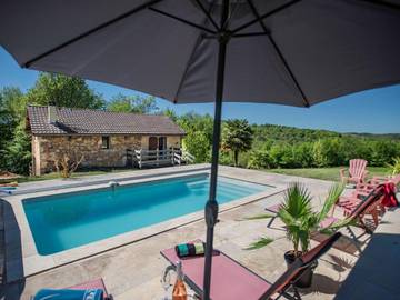Location de vacances pour 5 personnes, avec terrasse ainsi que piscine et jardin, animaux acceptés à Saint-Cernin-de-l'Herm