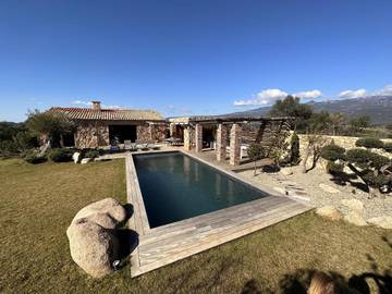 Villa pour 4 personnes, avec vue ainsi que piscine et jardin à Figari